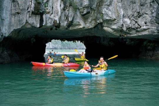Halong Bay - Kayaking to visit Caves