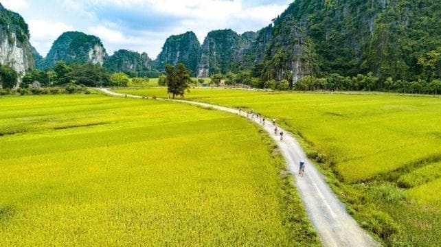 2- Day Ninh Binh Tour to Hoa Lu, Tam Coc, Mua Cave and Bich Dong Pagoda