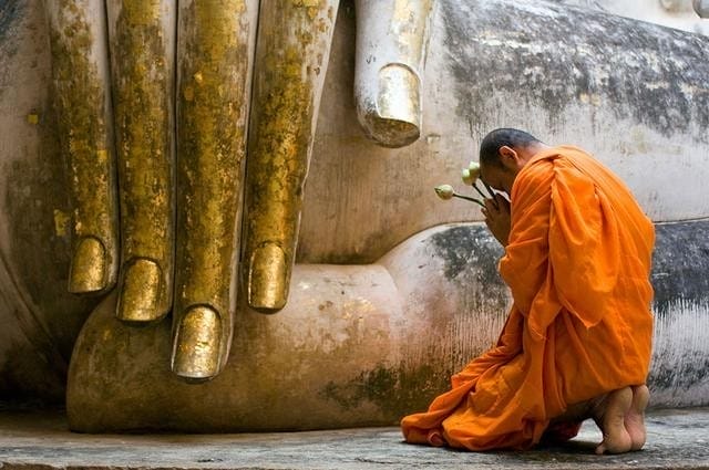 DISRESPECTING-MONKS What to do when visiting Buddhist Pagoda in Vietnam?