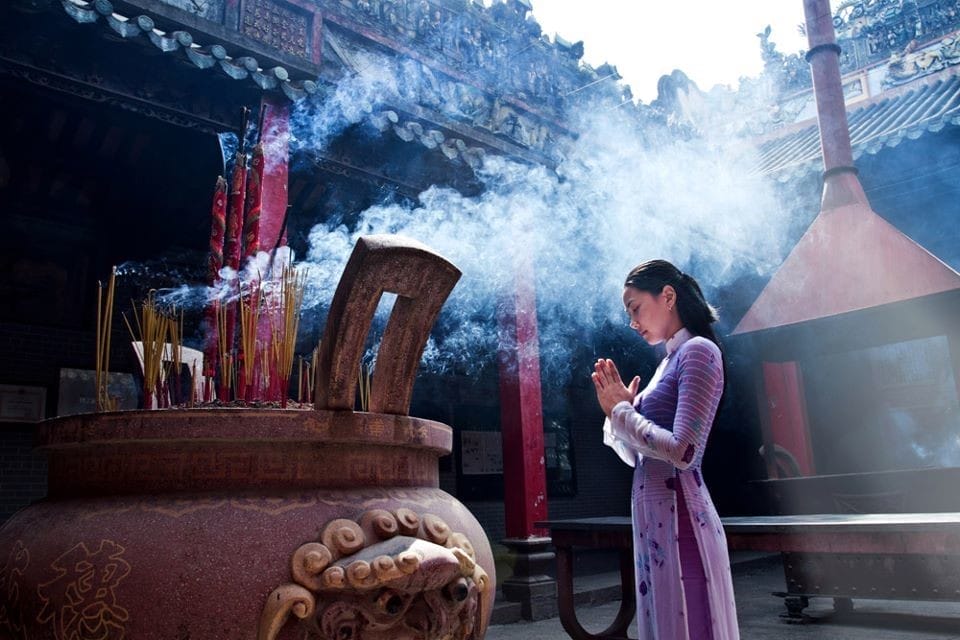 INCENSE What to do when visiting Buddhist Pagoda in Vietnam?