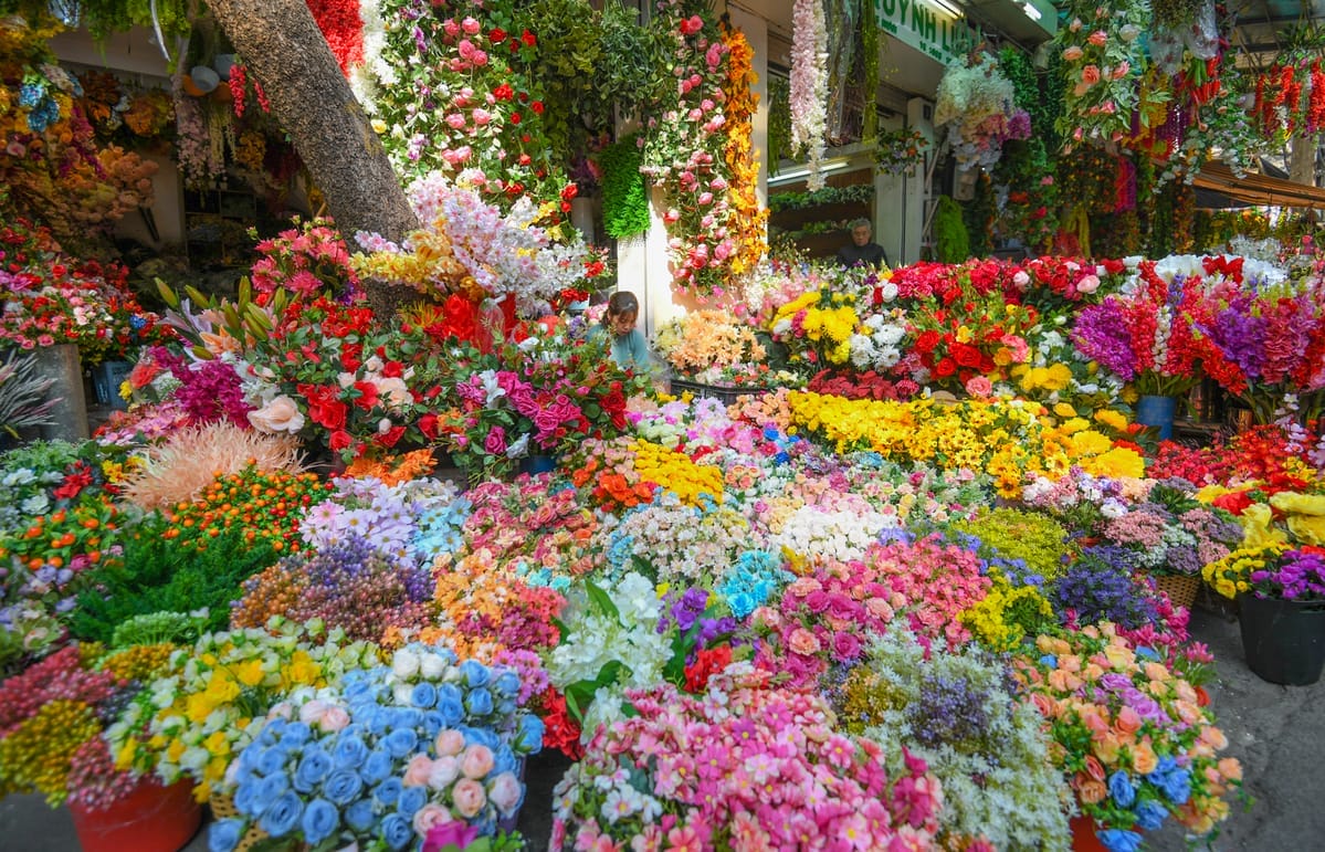 A-Hanoi-flower-market- The Best Time to Visit Hanoi, Sapa ,Ninh Binh & Halong Bay : A Seasonal Travel Guide