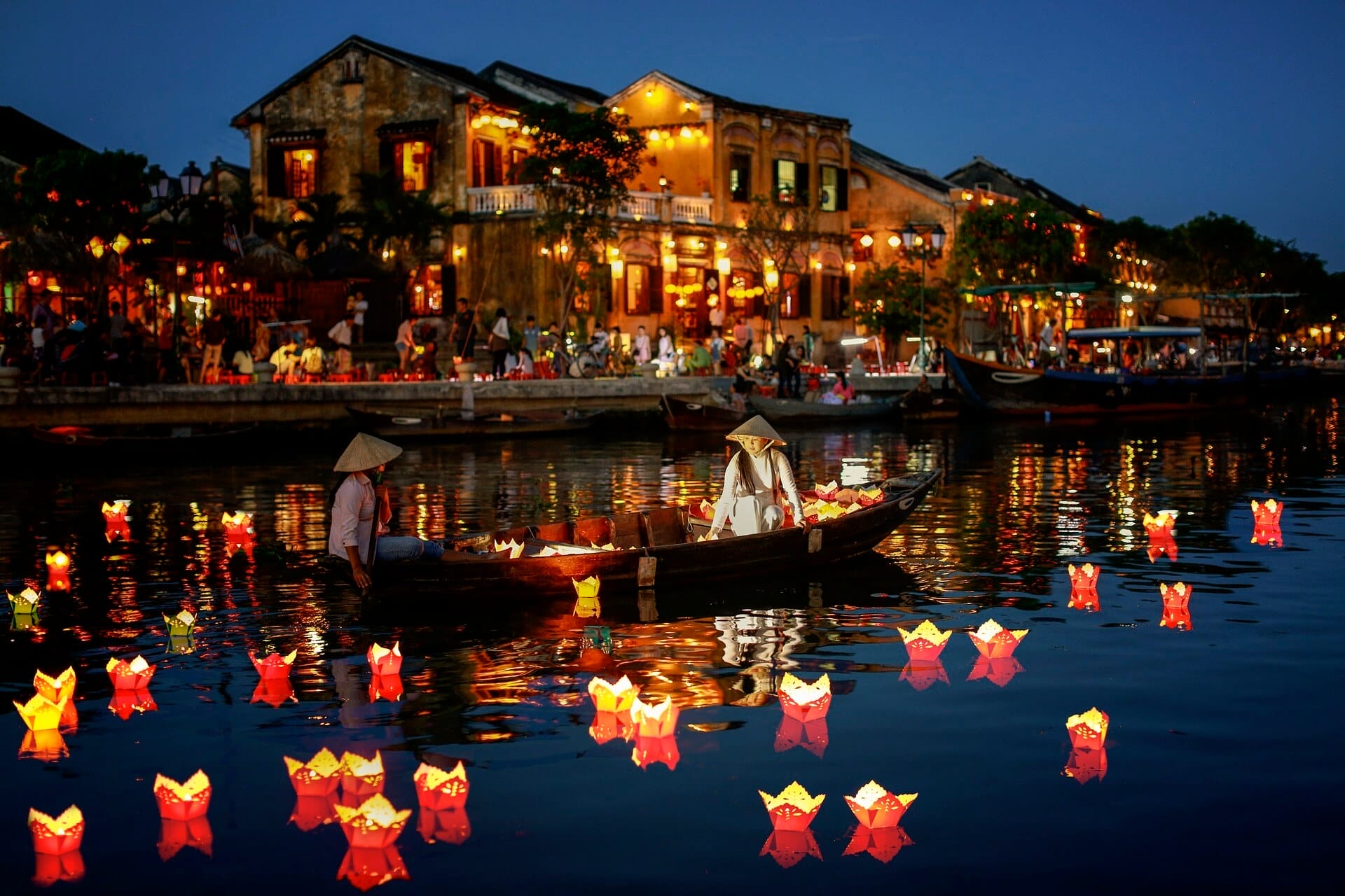 hoi-an-lantern-boat When Should Overseas Vietnamese Visit to Experience Vietnam’s Markets and Festivals?