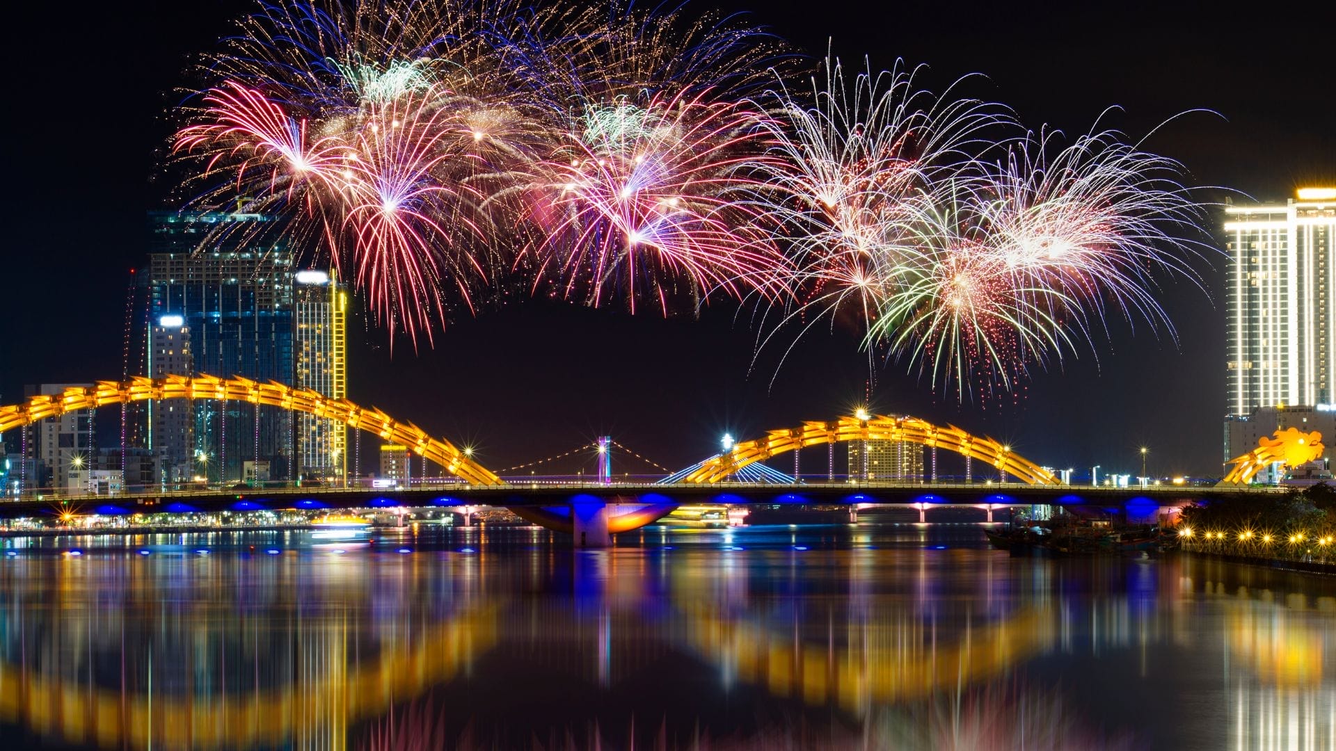 fireworks-in-danang-where-to-see-the-best-tet-fireworks-displays-in-vietnam-lunar-new-year-5 Where to See the Best Tet Fireworks Displays in Vietnam | Lunar New Year