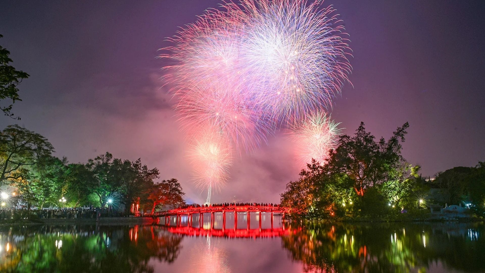 fireworks-in-hanoi-where-to-see-the-best-tet-fireworks-displays-in-vietnam-lunar-new-year-3 Where to See the Best Tet Fireworks Displays in Vietnam | Lunar New Year