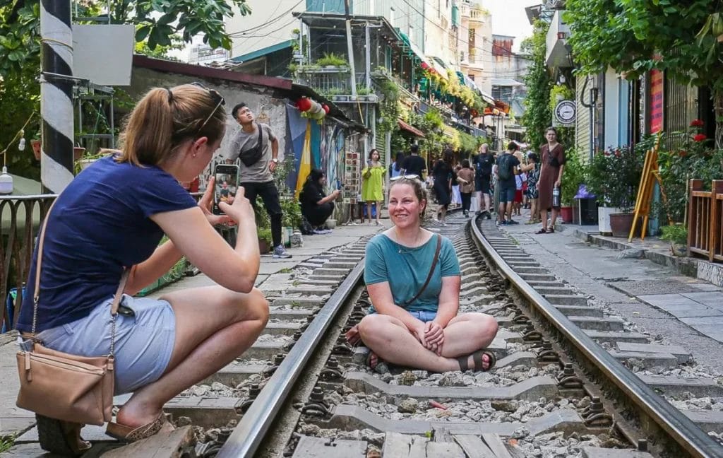 Hanoi Train Street: Beautiful but Dangerous Attraction PhoduongtauPhungHung_11_zing-e1750132088184-1024x648 Hanoi Train Street: Beautiful but Dangerous Attraction