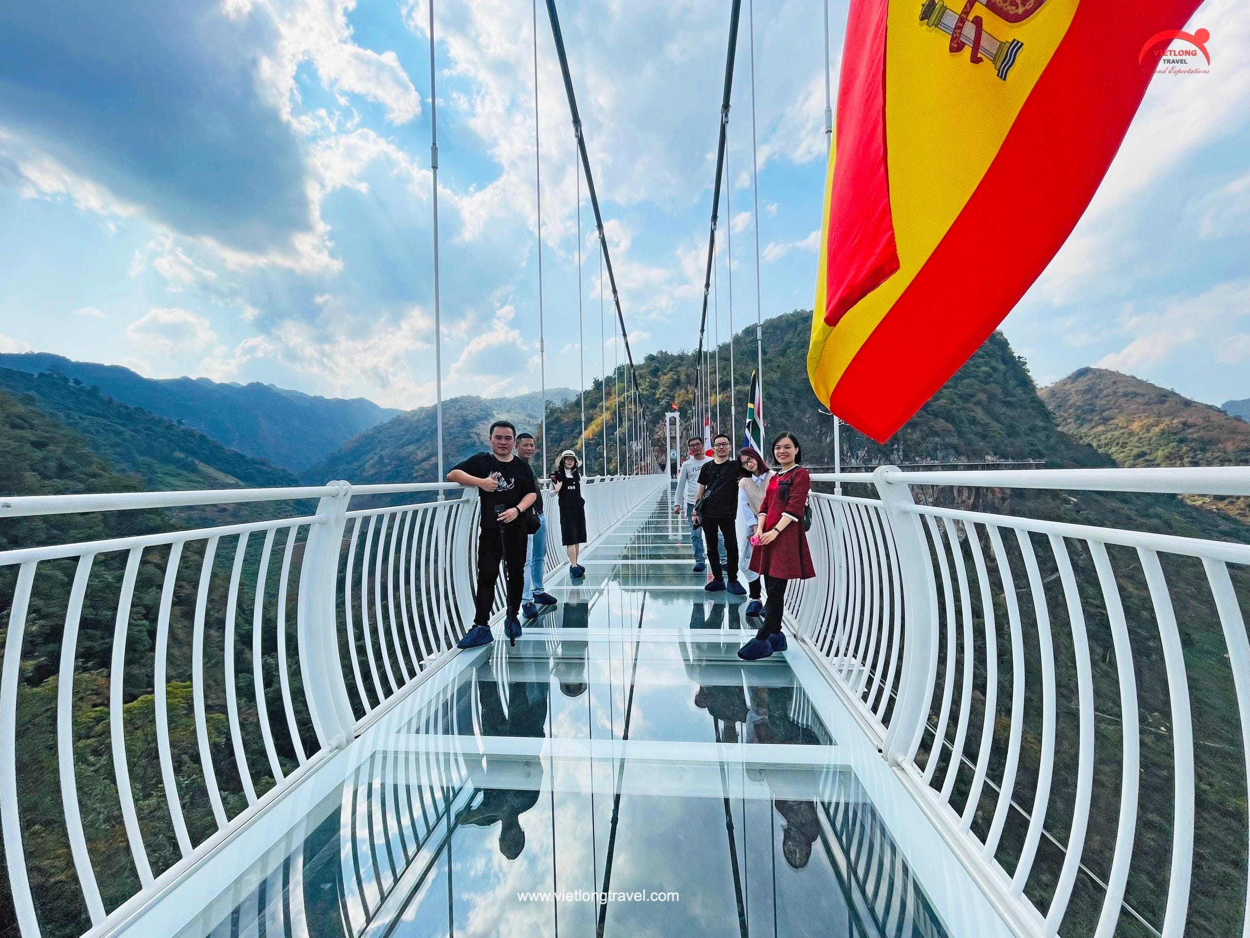 When to Visit Bach Long Glass Bridge to Avoid Crowds 3-day-moc-chau-tour-to-bach-long-glass-bridge-5 When to Visit Bach Long Glass Bridge to Avoid Crowds