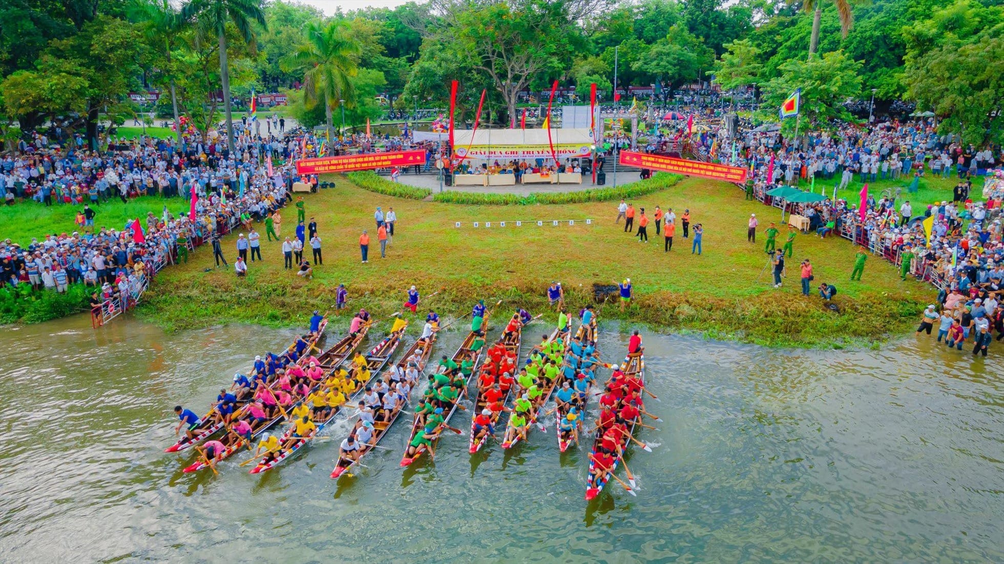 When Are the Hue Festivals Held? Dates, Tips & Complete Travel Guide Boat-Racing-Festival-in-Hue-2 When Are the Hue Festivals Held? Dates, Tips & Complete Travel Guide